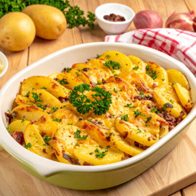 グリルで仕上げるじゃがいもとコンビーフのグラタン